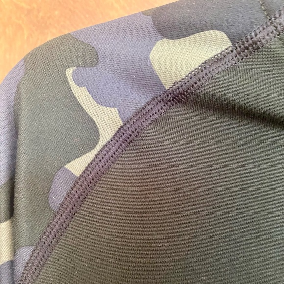 Under Armour HeatGear Unisex Camouflage 1/4 Zip Long Sleeve Pullover Small - Picture 6 of 6